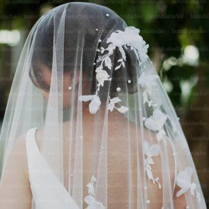 Fingertip blusher veil with 3D florals and pearls, light ivory (NWOT)